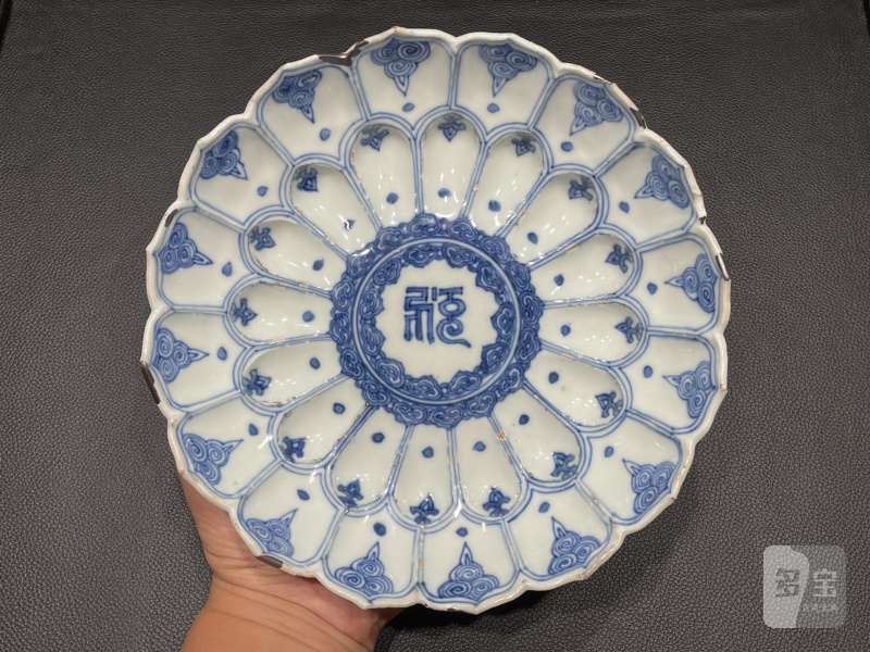 明万历 青花梵文莲瓣盘 - 图2